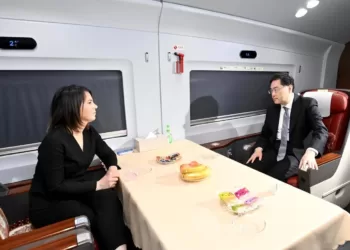德国外长贝尔伯克与中国外长秦刚一道乘坐中国高铁，并参观德国在华企业。