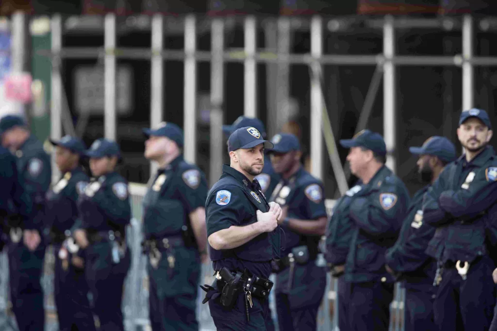 纽约曼哈顿刑事法院现场。警察在法院外执勤 警察在法院外执勤