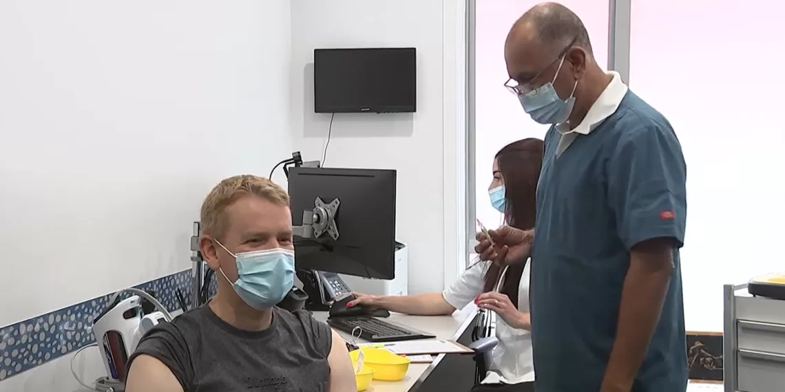 总理克里斯·希普金斯在上哈特的皇后街医疗中心接种流感疫苗和 Covid 加强剂。