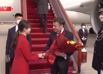 法国总统马克龙抵达北京