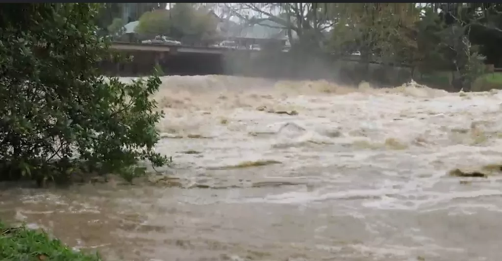 奥克兰北部的 Mahurangi River在暴雨之后形成湍急的洪水。