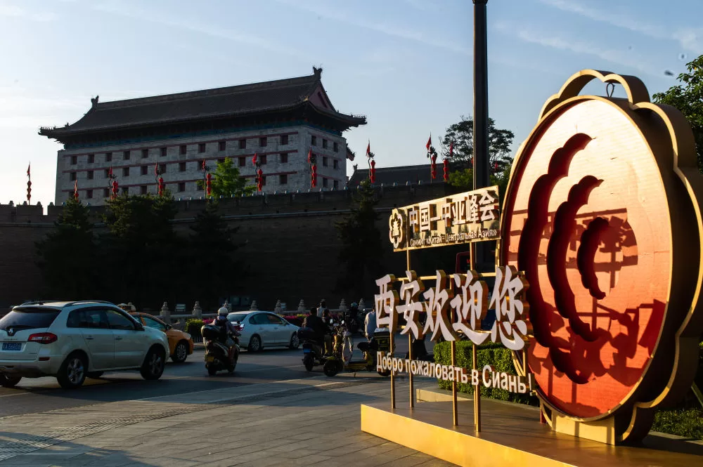 5月16日在西安街头拍摄的中国-中亚峰会主题装置。