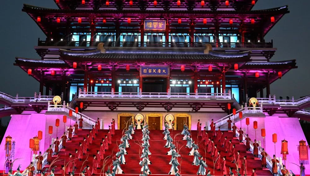 这是5月18日在陕西省西安市大唐芙蓉园拍摄的欢迎仪式。