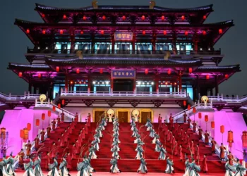 这是5月18日在陕西省西安市大唐芙蓉园拍摄的欢迎仪式。