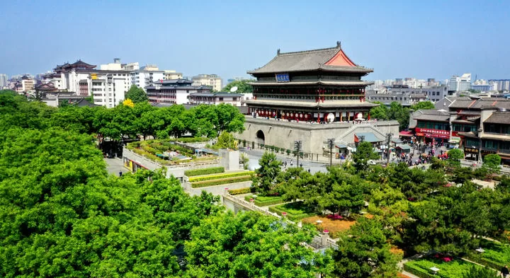 西安鼓楼（4月25日摄，无人机照片）。