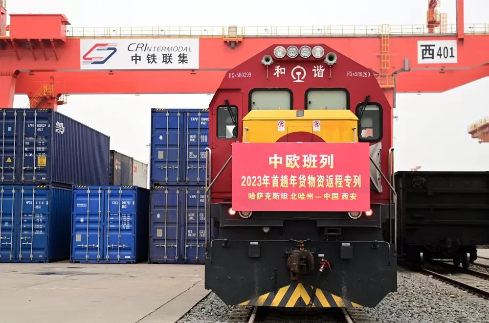 满载着来自哈萨克斯坦1300吨面粉的中欧班列抵达西安国际港站（1月13日摄）。