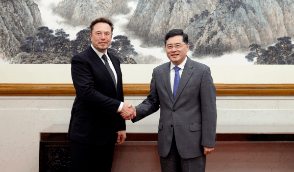 5月30日，中国国务委员兼外长秦刚在北京会见特斯拉首席执行官马斯克。