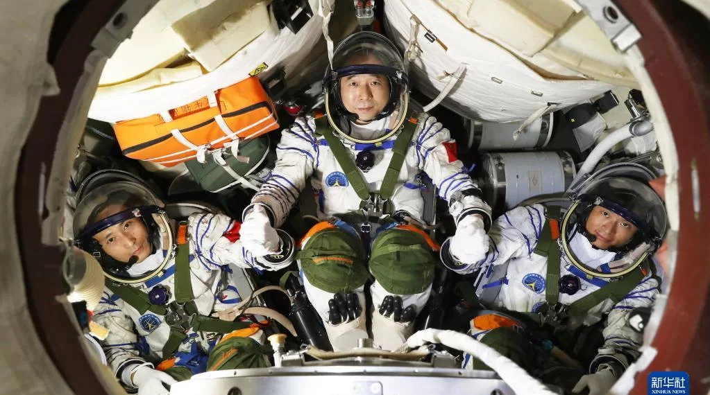 神舟十六号航天员乘组在飞船模拟器中（2023年5月8日摄）。