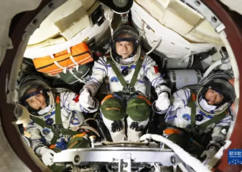 神舟十六号航天员乘组在飞船模拟器中（2023年5月8日摄）。