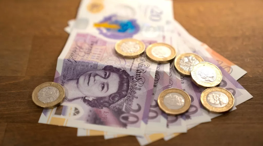 这是2022年3月18日在英国曼彻斯特一户人家拍摄的一些英镑。