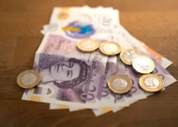 这是2022年3月18日在英国曼彻斯特一户人家拍摄的一些英镑。