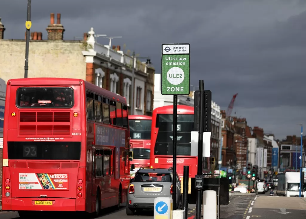 2021年10月26日，在英国伦敦，车辆经过“超低排放区”指示牌。