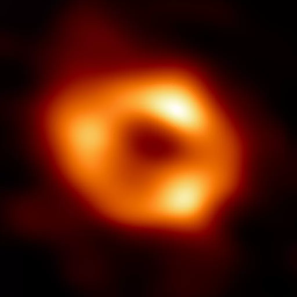 这是2022年5月12日包括中国在内的全球多地天文学家同步公布的银河系中心超大质量黑洞首张照片。