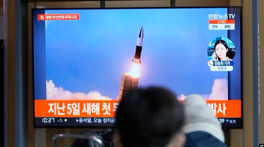 韩国民众在首尔一个火车站观看电视播放的朝鲜试射导弹新闻画面。