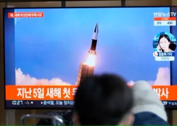韩国民众在首尔一个火车站观看电视播放的朝鲜试射导弹新闻画面。