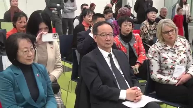 中国驻克赖斯特彻奇总领事何颖(左),活动主办方代表惠灵顿中国文化中心副主任刘劲柳(右)出席了在基督城的“中国旅游文化周——茶和天下”系列活动。