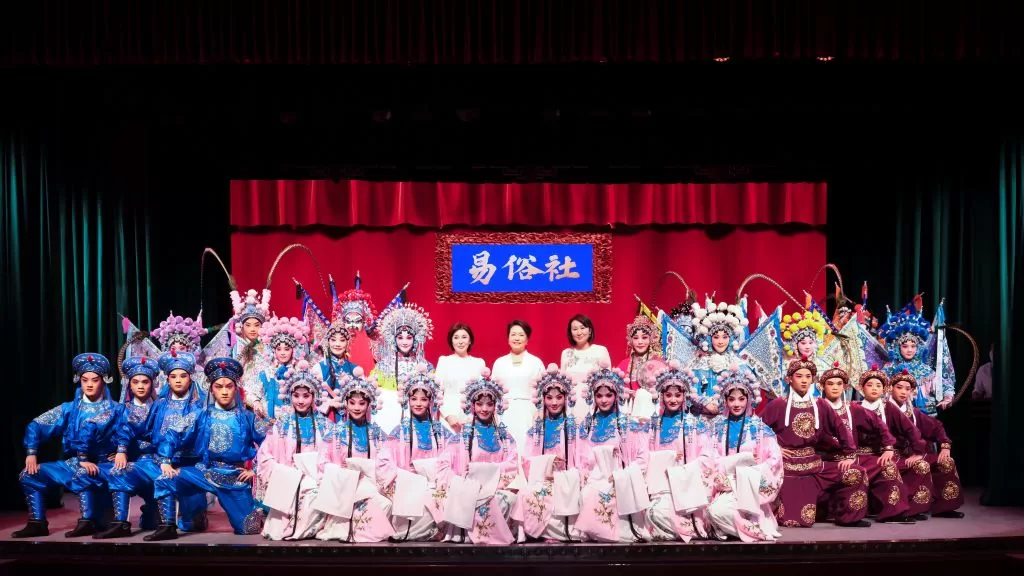 5月19日上午，中国国家主席习近平夫人彭丽媛邀请出席中国－中亚峰会的吉尔吉斯斯坦总统夫人扎帕罗娃、乌兹别克斯坦总统夫人米尔济约耶娃共同参观西安易俗社。