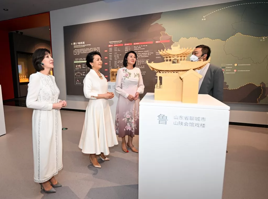 这是在中国秦腔艺术博物馆，彭丽媛同来宾们参观各地秦腔戏楼模型，详细听取秦腔在中国传播情况的讲解。
