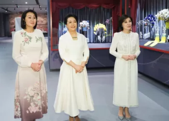 这是彭丽媛同来宾们参观中国秦腔艺术博物馆。