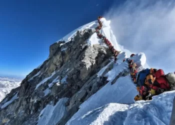 2019年5月社交媒体上流传的照片：登山者在珠峰山脊排队等候登顶，被网友称为"人山人海 "。