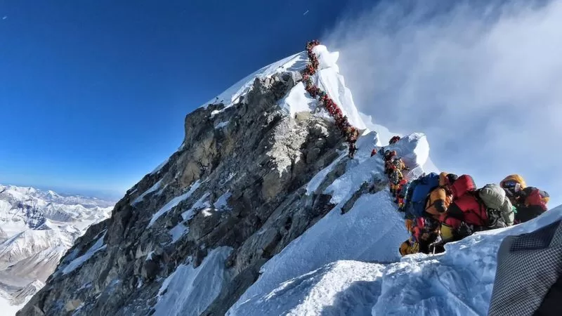 2019年5月社交媒体上流传的照片:登山者在珠峰山脊排队等候登顶,被网友称为"人山人海 "。
