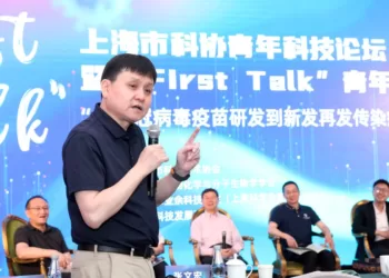 张文宏在当天的论坛上发言。