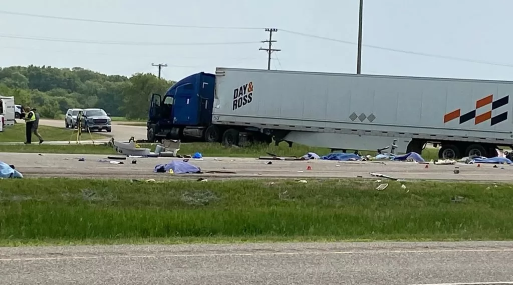 6 月 15 日横贯加拿大高速公路的一段路段发生重大碰撞事故现场。