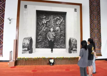 6月15日，吉首大学黄永玉艺术博物馆内摆放了众多鲜花。当日，民众自发前来悼念著名艺术家黄永玉先生。