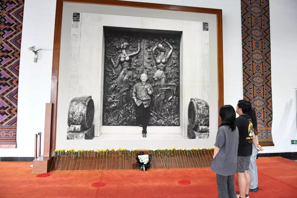 6月15日，吉首大学黄永玉艺术博物馆内摆放了众多鲜花。当日，民众自发前来悼念著名艺术家黄永玉先生。