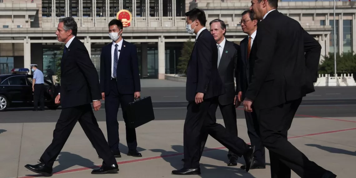 布林肯与到场迎接的美驻华大使伯恩斯和中国外交部美大司司长杨涛同行。