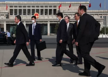 布林肯与到场迎接的美驻华大使伯恩斯和中国外交部美大司司长杨涛同行。