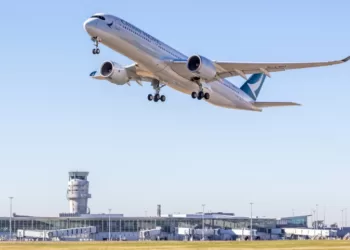 在基督城国际机场上空的新加坡航空公司航班。