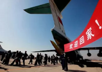 2011年3月5日，在利比亚撤侨航班上，中国同胞高呼“祖国万岁”。这是中国第一次动用军事力量参与撤侨。