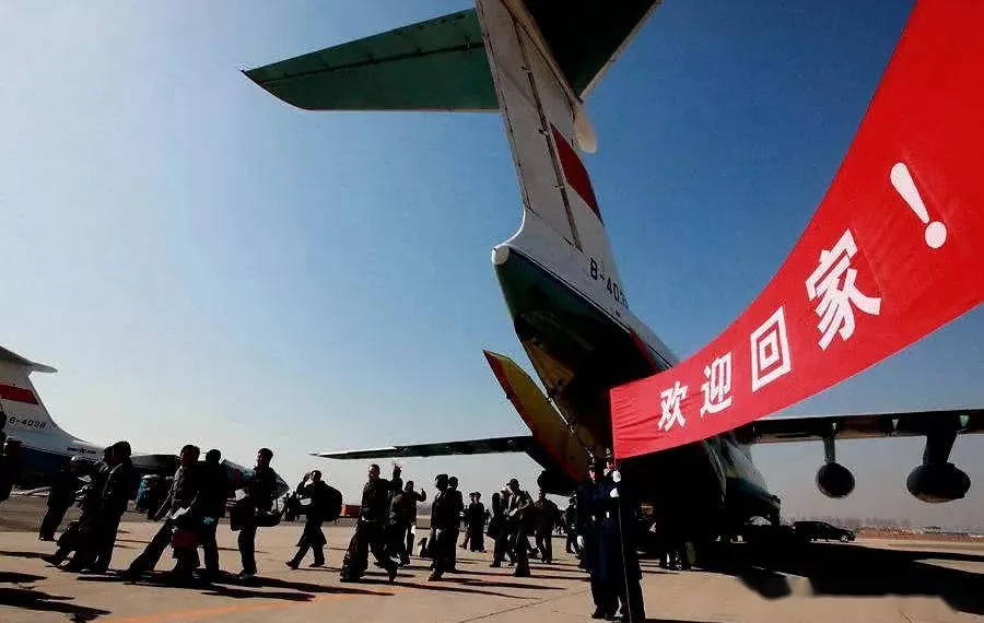 2011年3月5日，在利比亚撤侨航班上，中国同胞高呼“祖国万岁”。这是中国第一次动用军事力量参与撤侨。