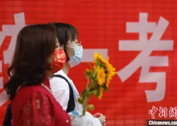 6月7日，北京，家长陪考生前往考点。当日，2023年全国高考拉开帷幕。