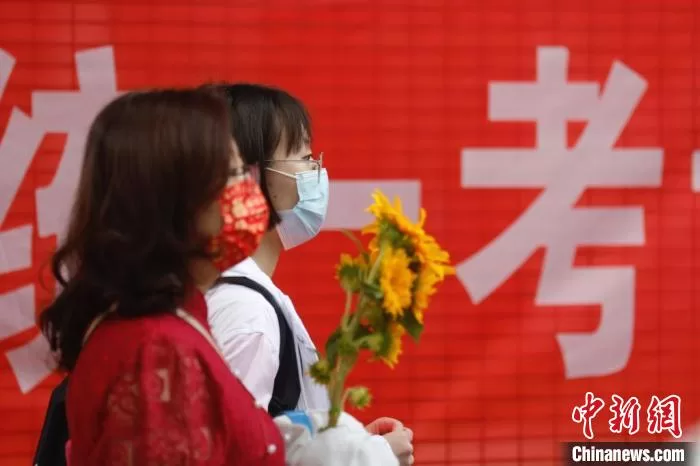 6月7日，北京，家长陪考生前往考点。当日，2023年全国高考拉开帷幕。