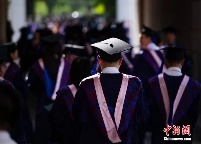 毕业生们走出学位授予仪式会场