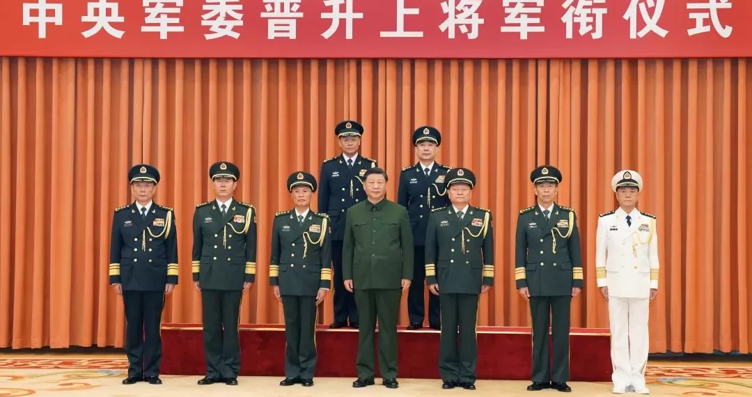 7月31日,中央军委晋升上将军衔仪式在北京八一大楼举行。中央军委主席习近平出席晋衔仪式。这是习近平等领导同志同晋升上将军衔的军官合影。