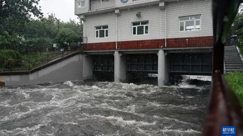 这是7月30日拍摄的凉水河分洪道闸。7月29日起，北京将南护城河洪水通过分洪道闸向凉水河分洪，减轻城区防洪压力。