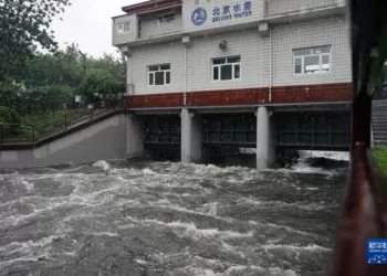 这是7月30日拍摄的凉水河分洪道闸。7月29日起，北京将南护城河洪水通过分洪道闸向凉水河分洪，减轻城区防洪压力。