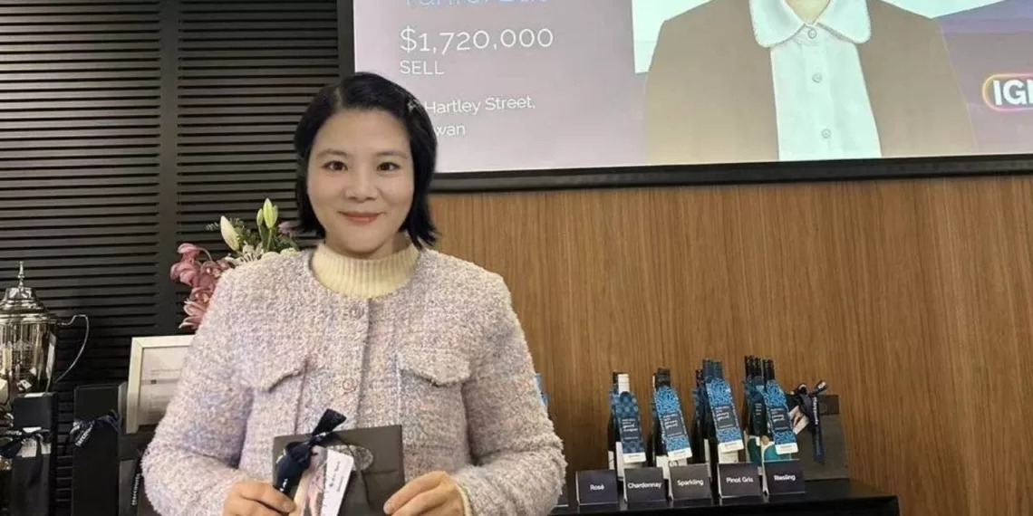 鲍燕飞至今下落不明。这是她作为房地产经纪人最近成功出售Strowan价值 170 万纽元的房屋后的留影。