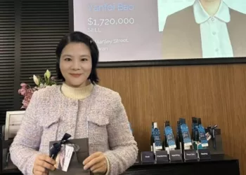 鲍燕飞至今下落不明。这是她作为房地产经纪人最近成功出售Strowan价值 170 万纽元的房屋后的留影。