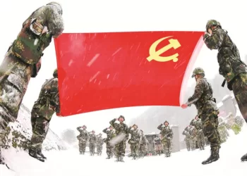 在严寒条件下进行实兵对抗演练的火箭军某部开展战地动员，组织向党旗宣誓活动。