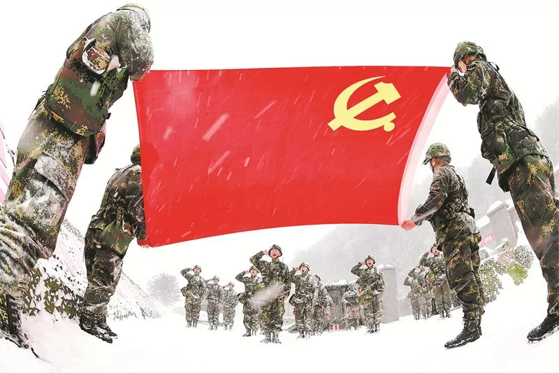 在严寒条件下进行实兵对抗演练的火箭军某部开展战地动员,组织向党旗宣誓活动。