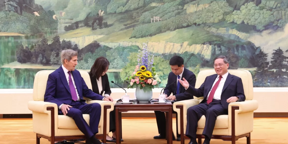 7月18日,国务院总理李强在人民大会堂会见美国总统气候问题特使克里。