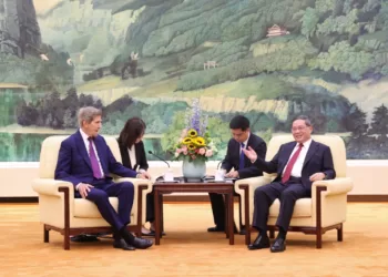 7月18日，国务院总理李强在人民大会堂会见美国总统气候问题特使克里。