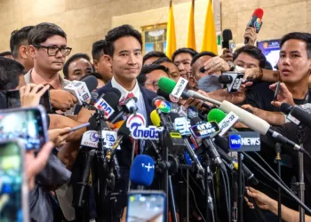 7月13日，远进党党魁皮塔·林乍伦拉（中）在泰国曼谷接受媒体采访。