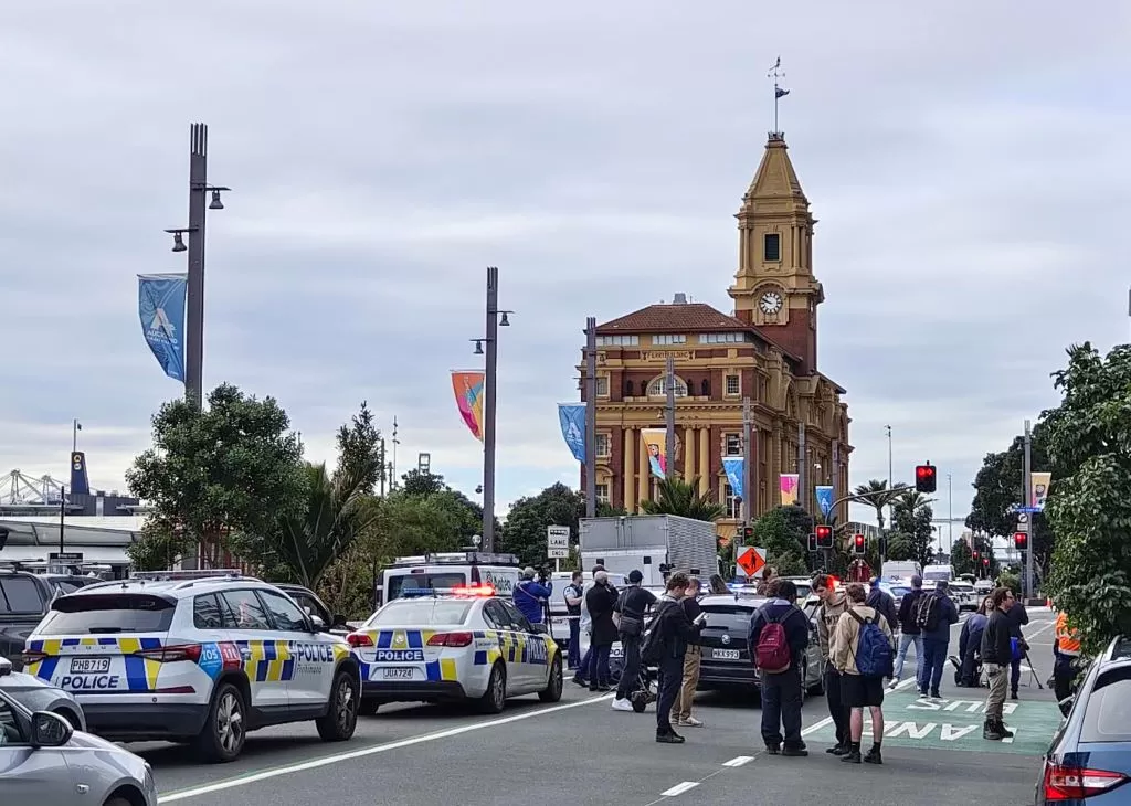 7月20日，在新西兰奥克兰，警方封锁道路。照片中的建筑物为码头街的渡轮大厦（Ferry Building on Quay St）。