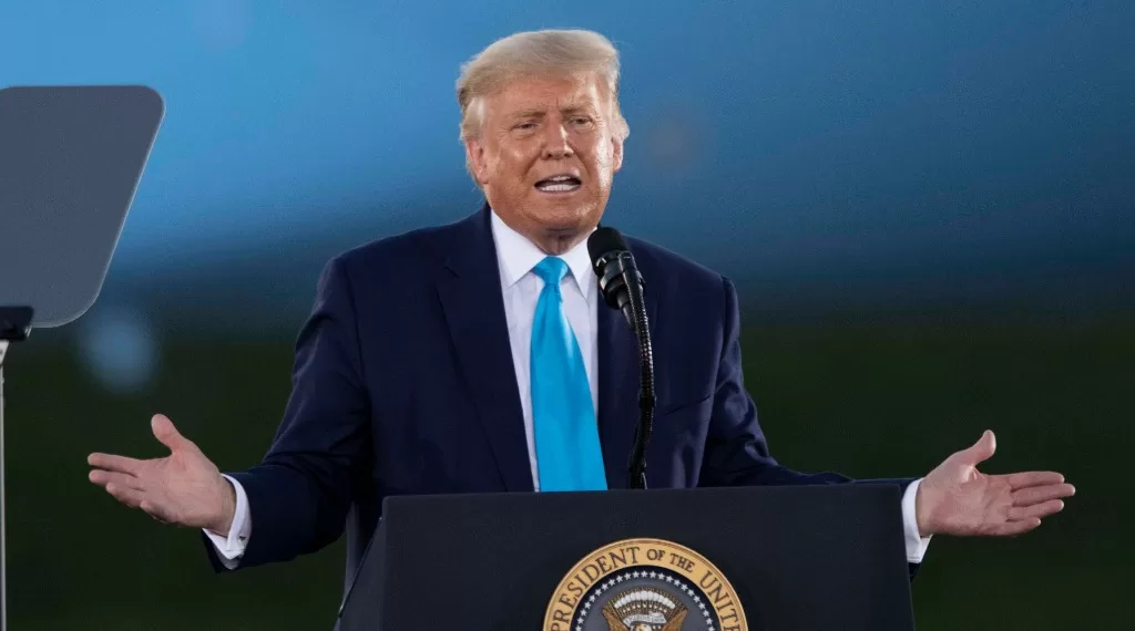 这是2020年9月3日时任美国总统特朗普在美国宾夕法尼亚州拉特罗布参加竞选集会的资料照片。