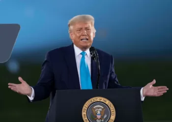 这是2020年9月3日时任美国总统特朗普在美国宾夕法尼亚州拉特罗布参加竞选集会的资料照片。